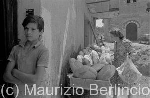 Calabria, 1971 - Giovane fornaio che vende il pane per strada 