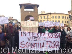 Esterno Leopolda, manifestazione contro Monte dei Paschi, Firenze 2015